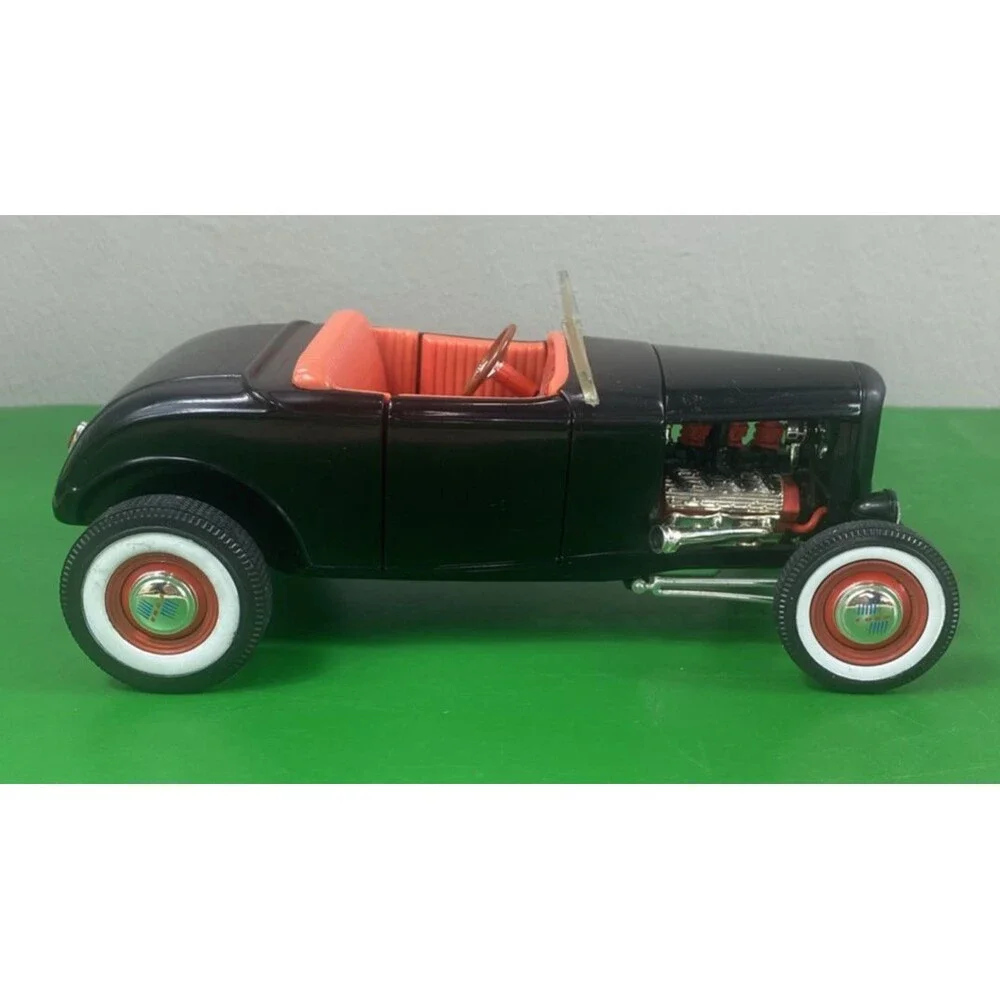Ford Classic Metal Die Cast  ERTL Ford Motor Company 1:18